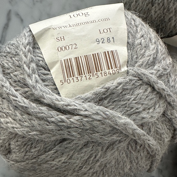 ROWAN Alpaca Chunky Yarn. Five skeins. Dark and light grey. - Picture 4 of 5